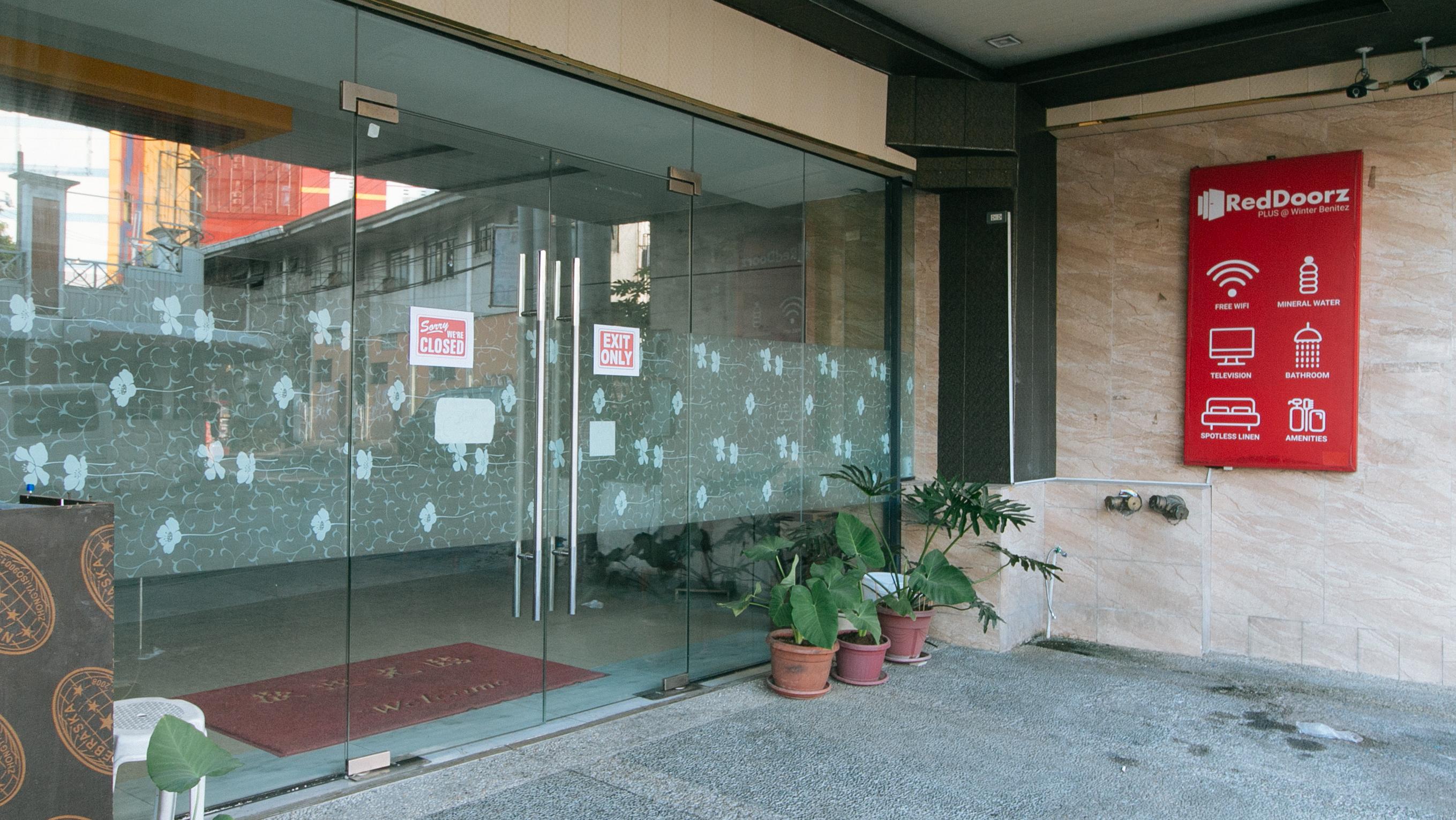 RedDoorz Plus Winter Benitez Cubao Manila Exterior foto